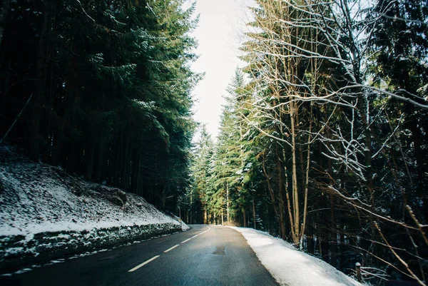 Vue majestueuse sur une grande route au sommet des montagnes — Photo