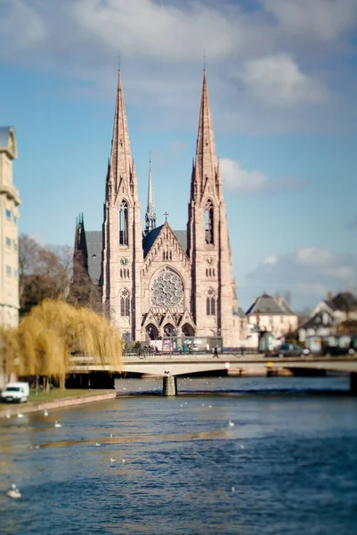 Vista frontal da Igreja de St. Pauls de Estrasburgo a principal arquitetura do Reavivamento Gótico — Fotografia de Stock