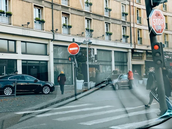 Widok z samochodu na ruchliwej ulicy przed Gare de Strasbourg — Zdjęcie stockowe