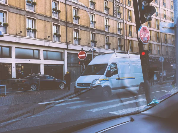 Blick aus dem Auto auf die belebte Straße vor dem Gare de Strasbourg — Stockfoto