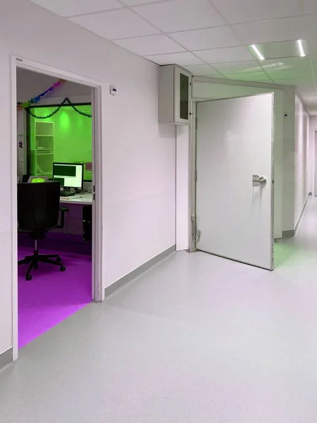 Irm Mri Magnetisk resonanstomografi rum i ultramodern sjukhus — Stockfoto