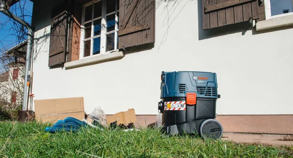 Piękny dom rustykalny z nowym, otwartym boksem na trawiastym podwórku Bosch Gas 35 M Afc — Zdjęcie stockowe