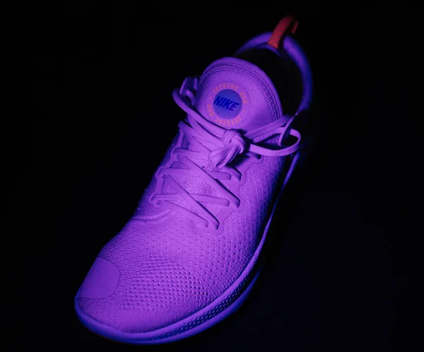 Vista al neon notturno del logotipo NIke Joyride sulle sneakers anteriori — Foto Stock