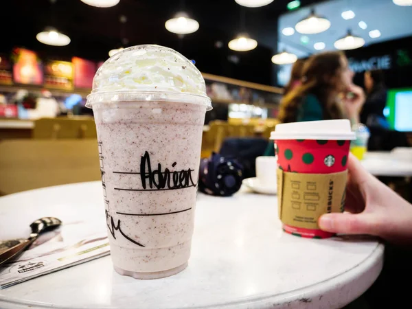 Defocused uitzicht op Starbucks cafe met heerlijke frappuccino — Stockfoto