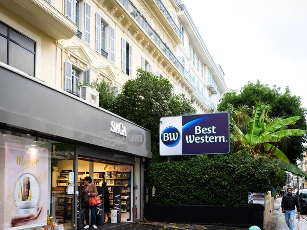 Şehir merkezindeki en iyi batılı otel. Gezinti güvertesi Anglais 'de. — Stok fotoğraf