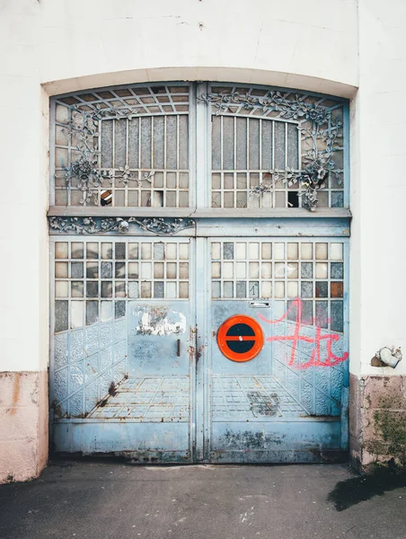 Vintage steel gate entrance with perspective pattern — Stock Photo, Image