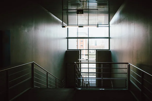 Corridoio vuoto astratto con ampia scala verso il basso — Foto Stock