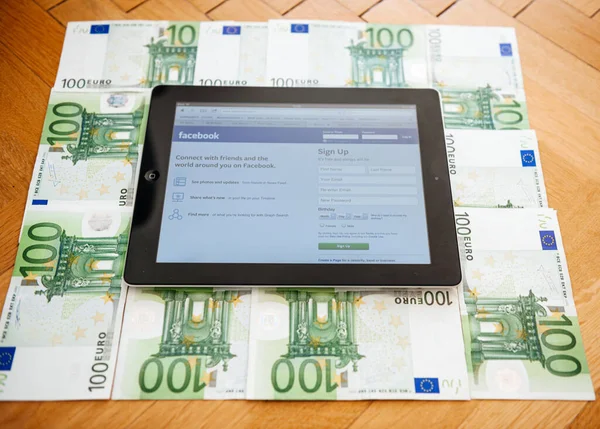 Plusieurs factures de 100 euros comme cadre d'Apple Computers iPad — Photo