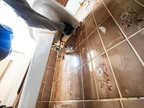 Worker removing the old sink in vintage old bathroom — Stock Photo, Image