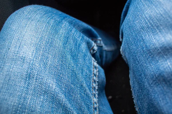 Vue aérienne du pantalon jans sur les jambes — Photo