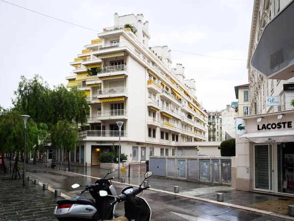 Ruhige Nachbarschaft im Zentrum von Nizza mit hohen Wohngebäuden im Südstil und einem Bekleidungsgeschäft von Lacoste — Stockfoto