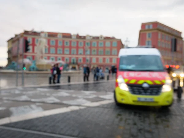 Defokussierter Blick auf rotes Rettungsfahrzeug auf der Place Massena — Stockfoto