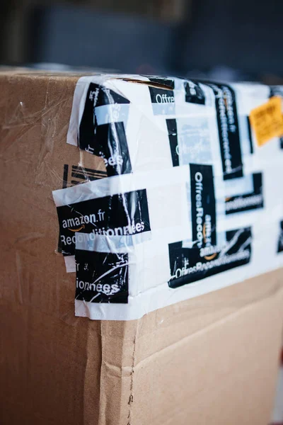 Detalhe dos negócios danificados Amazon França pacote Armazém offre reconditionnees envolto em várias bandas escocesas — Fotografia de Stock