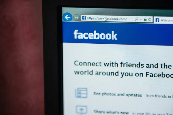 Адреса соціальних мереж Facebook на екрані дисплея з повідомленням з друзями - лінза зсуву нахилу. — стокове фото