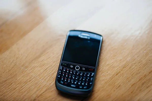 Tilt-shift lins som används på Blackberrt vintage smartphones telefon tillverkad av nedlagda Blackberry med full qwerty tangentbord — Stockfoto