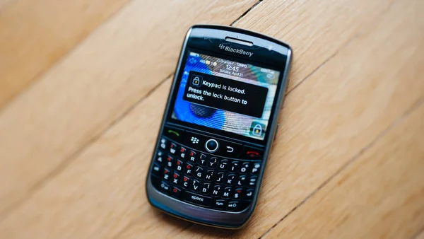 Bovenaanzicht van Blackberrt vintage smartphones telefoon vervaardigd door overleden Blackberry met volledige qwerty toetsenbord. Bericht Keypad is vergrendeld — Stockfoto