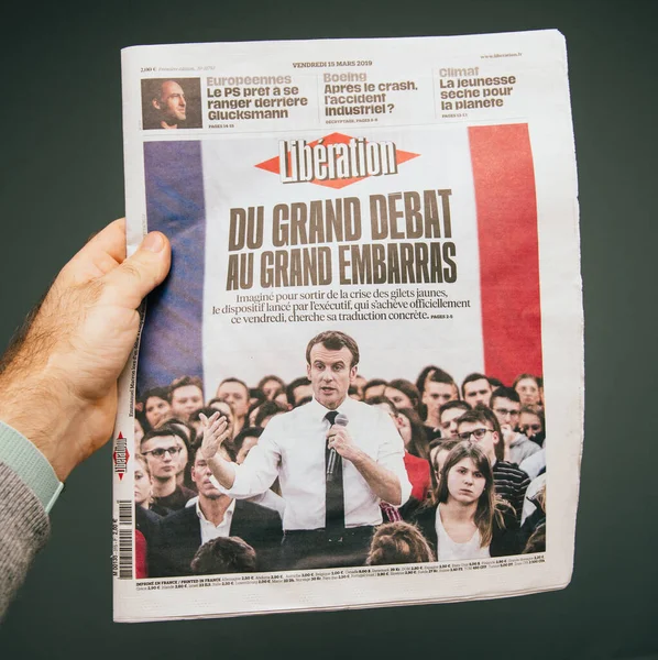 POV mano masculina en la última edición de Liberation del periódico con noticias de última hora de Emmanuel macron — Foto de Stock