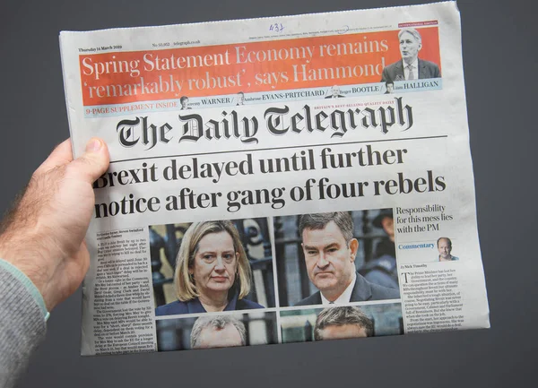 La mano masculina POV en la última edición del diario THe Daily Telegraph con noticias de última hora sobre el brexit retrasado — Foto de Stock