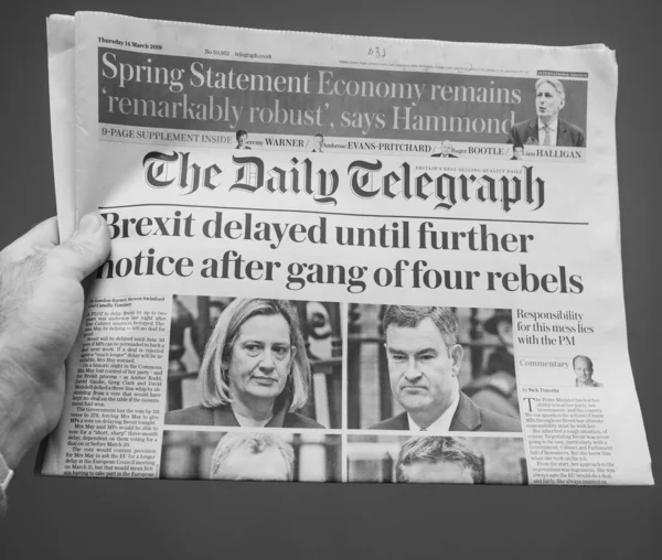 Mano masculina POV en la última edición del diario THe Daily Telegraph con noticias de última hora sobre brexit retrasado en blanco y negro — Foto de Stock