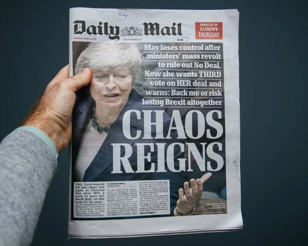 Male hand Pov у новітньому виданні Daily Mail про Brexit and Theresa May Pm — стокове фото