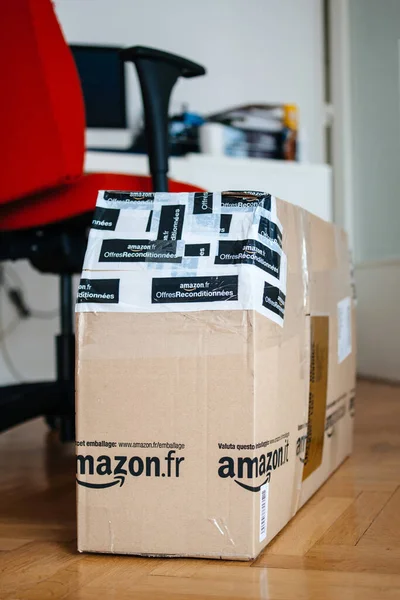 Nytt paket på parkett trägolv från Amazon Frankrike paket Lager erbjudanden - offre reconditionnees insvept i flera skotska band — Stockfoto