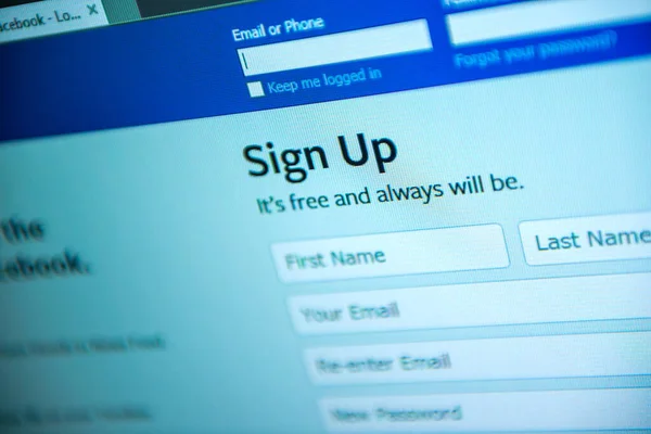 Inscrivez-vous gratuitement et sera toujours Facebook formulaire de site Web sur l'écran d'affichage de l'ordinateur e-mail et téléphone connexion inclinaison-décalage objectif utilisé — Photo