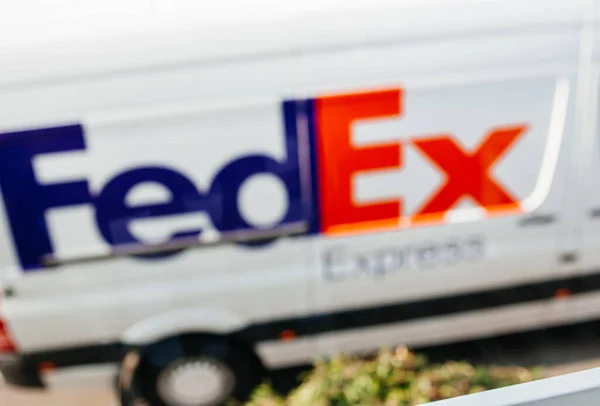 FedEx entrega van vista desfocada estacionado em uma rua — Fotografia de Stock