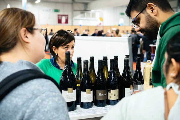 Exposición feria Vignerons independiente Enólogos independientes de Francia —  Fotos de Stock