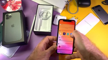 Arama uygulaması menüsü Pov man el kutusunu açıyor. Takdir edilen yeni Apple Bilgisayarları iPhone 11 Pro ve 11 Pro Max akıllı telefon üçlü lens kamera.