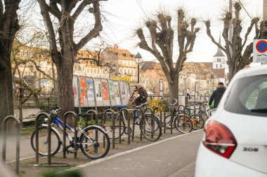 Fransa Coronavirus hastalığı COVID-19 salgınıyla boğuşurken, Paris 'teki sandık merkezi belediye başkanlığı seçimlerinin yakınlarındaki posterlere bakan Fransız kıdemli çift görülüyor.