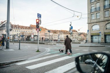 Fransa 'nın COVID-19 adlı koronavirüs salgınıyla boğuşurken, Fransa' nın Strazburg şehrindeki sokaklar boş.