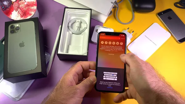 Αναζήτηση μενού και slide πληκτρολογώντας Pov man χέρι ξεπακετάρισμα ξεπακετάρισμα εξαιρετικά αναγνωρισμένα νέα Apple Computers iphone 11 Pro και 11 Pro Max smartphone τριπλό φακό κάμερα — Φωτογραφία Αρχείου