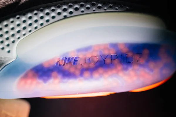 Närbild av Nike Joyride-logotypen på sulan av senaste innovationen Joyride löparskor med tusentals små pärlor för bättre stöd — Stockfoto