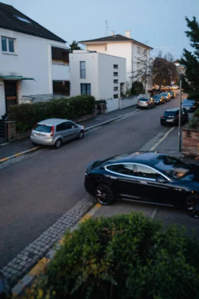 Rue vide avec voitures abandonnées dans la ville française — Photo