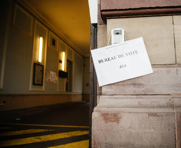 Бюро виборчих плакатів біля виборчих дільниць, оскільки Франція бореться з спалахом коронавірусу COVID-19 — стокове фото