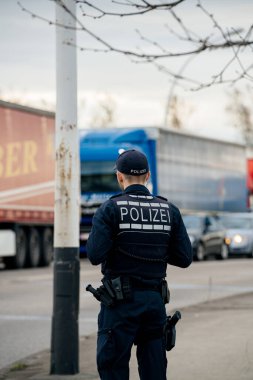 Alman Polisi sınır kapısını inceliyor.
