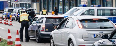 Polis memurunun Fransa 'dan Kehl sınır kapısındaki aracı teftiş edişinin geniş bir görüntüsü
