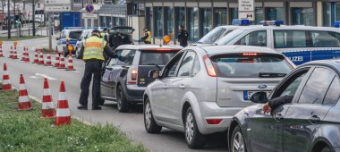 Polis memurunun Fransa 'dan Kehl sınır kapısındaki aracı teftiş edişinin geniş bir görüntüsü