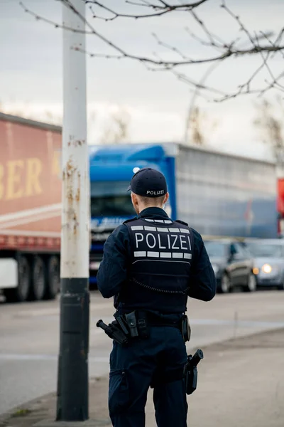 Tysk polis som kontrollerar gränspassagen — Stockfoto