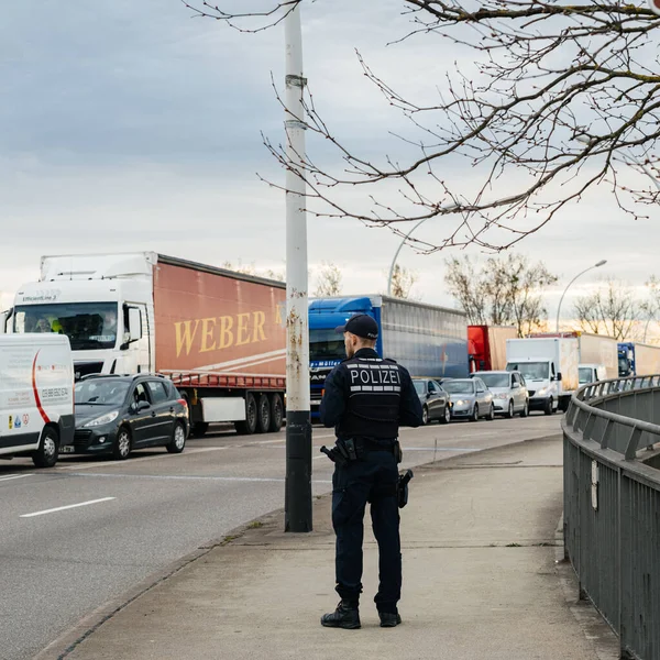 Polizei tedesco Funzionario di polizia che ispeziona il traffico frontaliero — Foto Stock