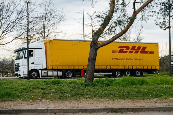 Camião de encomendas DHL em grande fila na fronteira alfandegária entre a França e a Alemanha durante medidas de crise — Fotografia de Stock