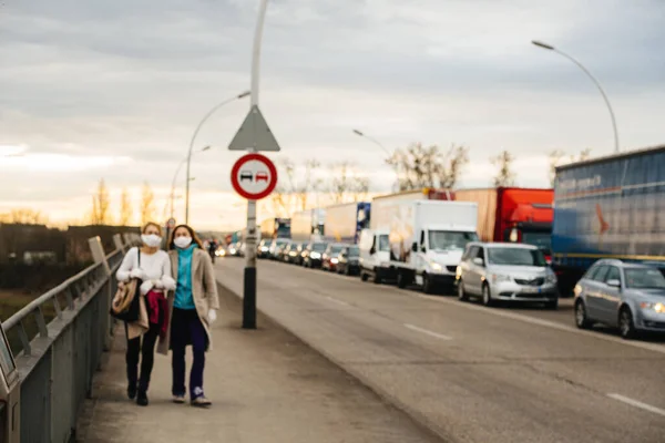 Frauen gehen mit chirurgischen Schutzmasken an der Grenze zu Deutschland Frankreich — Stockfoto
