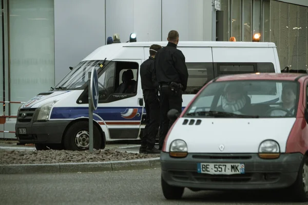在验尸期间监视街道和车辆的法国警察 — 图库照片