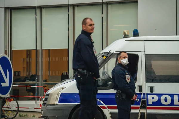 Franse politieagenten observeren straten en auto 's tijdens het coronavirus — Stockfoto