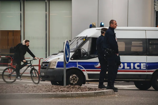 在验尸期间监视街道和车辆的法国警察 — 图库照片