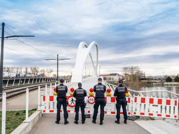 Policía alemana de Polizei comprueba el tráfico en el cruce fronterizo de Kehl — Foto de Stock