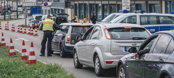 Wide image of Police officer inspecting car at border crossing in Kehl from France — Stock Photo, Image