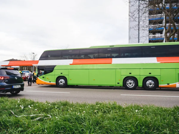 Autobús interurbano y la policía no cruzan la línea durante la inspección en el cruce de fronteras en Kehl desde Francia —  Fotos de Stock