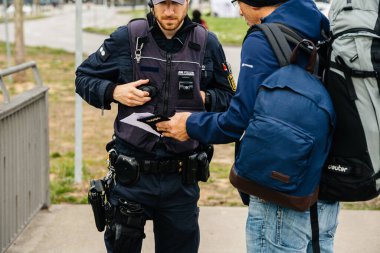 Alman Polis Memurları sınır kapısındaki insanları kontrol etti.