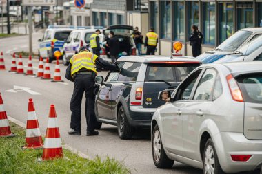 Federal polis memuru Fransa 'dan Kehl sınır kapısındaki trafiği kontrol ediyor.